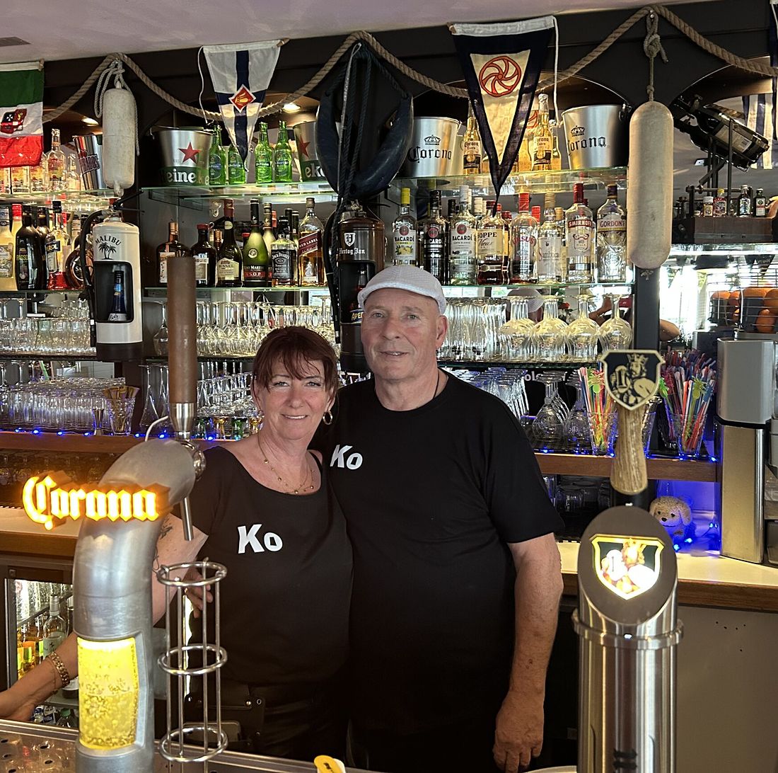 Henny en Patricia van Os achter de bar van De Kogeloven
