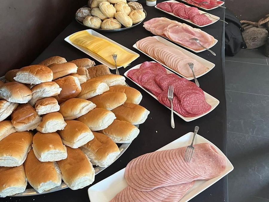 Lunchbuffet met broodjes, kaas en vleeswaren