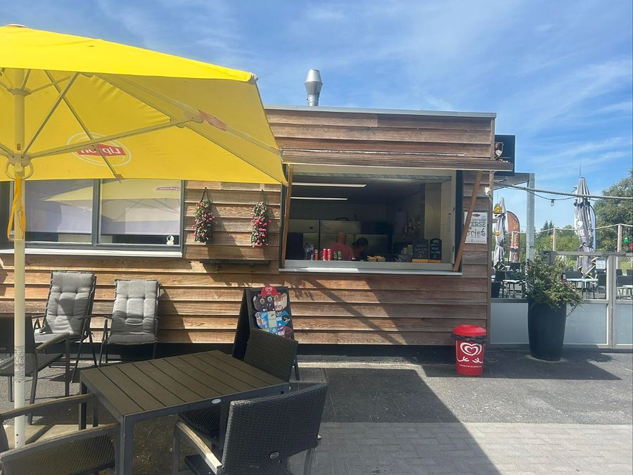 De snackcorner met verse friet en ijs