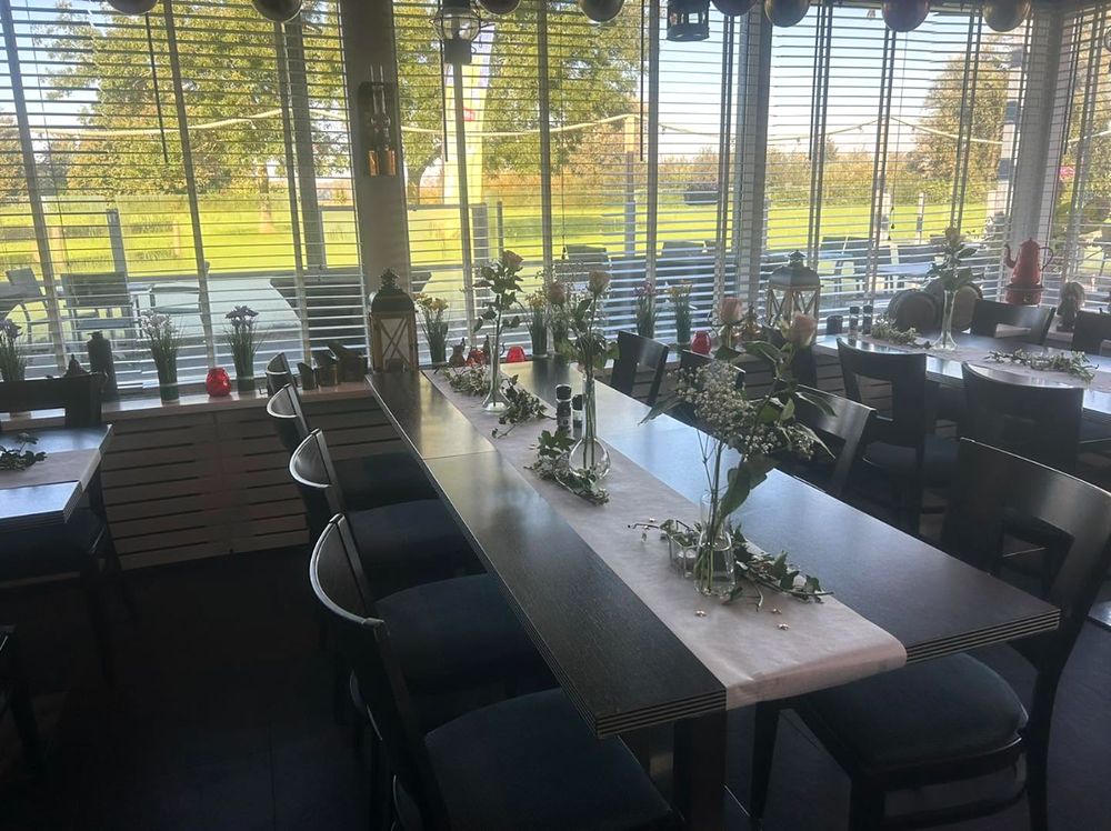 Een lange gedekte tafel langs de ramen