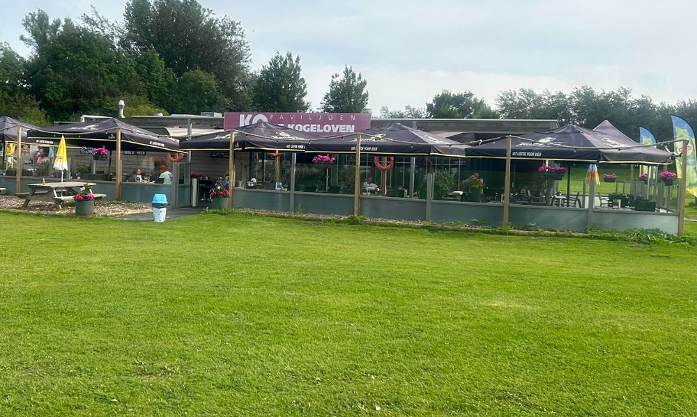 Het terras van De Kogeloven aan de ligweide