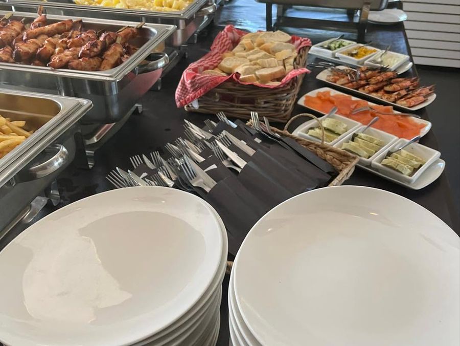 Warm buffet met saté, zalm en scampi